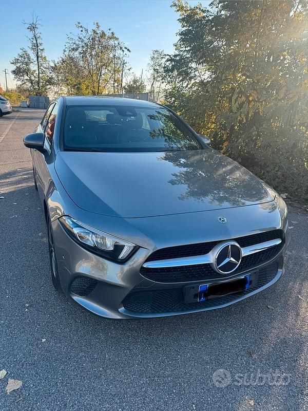 Grigio Usata 2020 Mercedes A180 Tre volumi | 20.500 € (Ottimo prezzo) - Immagine 1/4