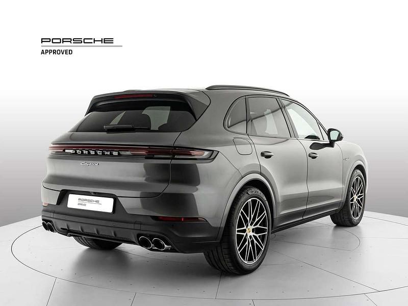Usata Porsche Cayenne 462 CV (339 kW) 2024 3m grigio quarzite metallizzat SUV