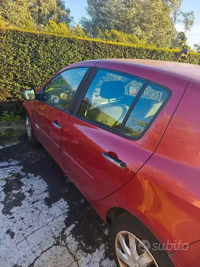 Usata Renault Clio 65 CV (47 kW) 2009 Rosso Utilitaria