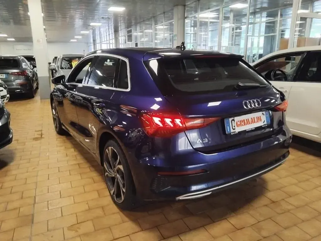 Usata Audi A3 150 CV (110 kW) 2023 Blu navarra / metallizzato Berlina