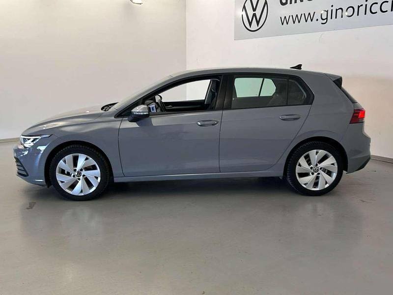Usata VW Golf VIII Life 131 CV (96 kW) 2023 Grigio Utilitaria