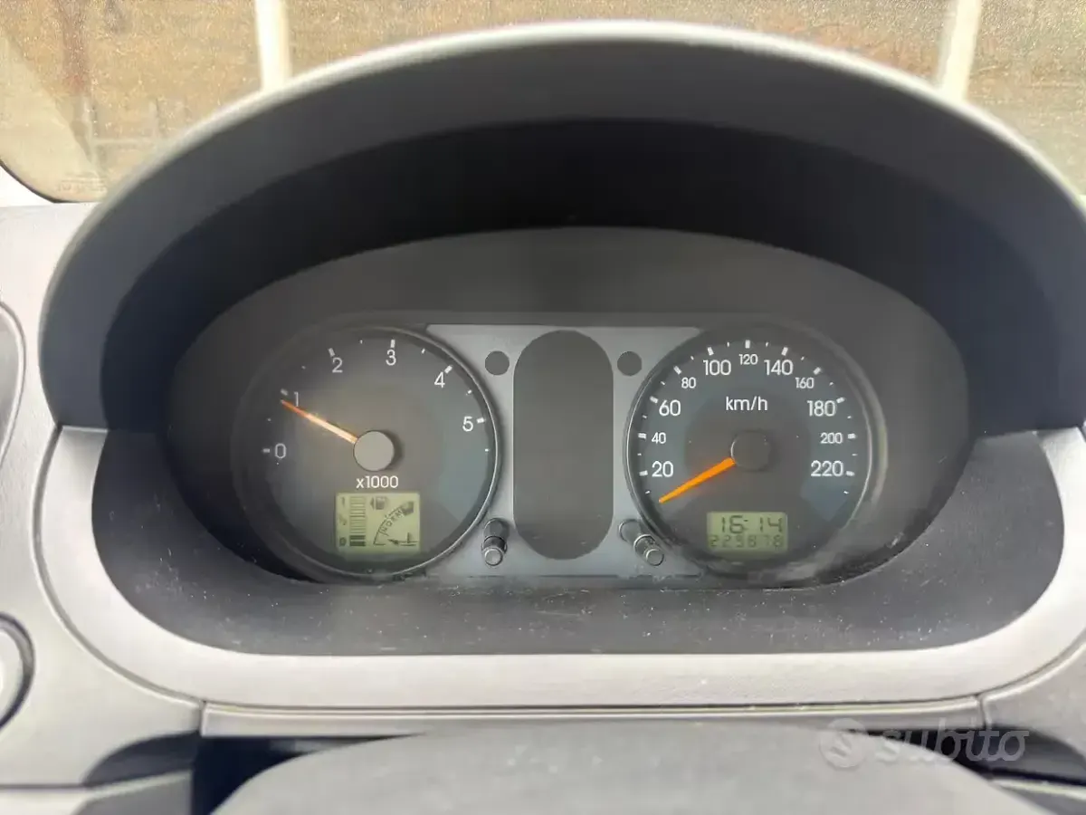 Usata Ford Fiesta 68 CV (50 kW) 2002 Grigio Utilitaria
