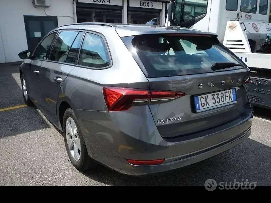 Usata Skoda Octavia Executive 116 CV (85 kW) 2022 Grigio Station wagon