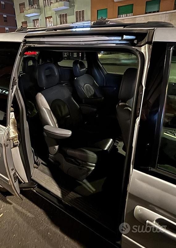 Usata Chrysler Voyager 150 CV (110 kW) 2006 Grigio Monovolume