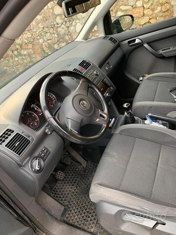 Begagnad VW Touran 105 HK (77 kW) 2010 Svart Minibuss