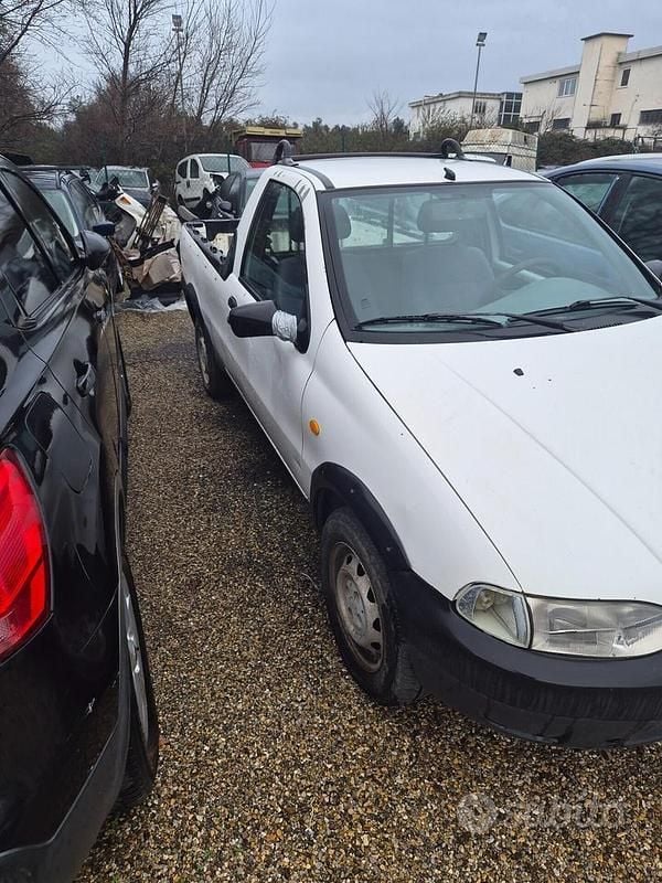 Usata Fiat Strada 62 CV (45 kW) 2002 Bianco Pick-up