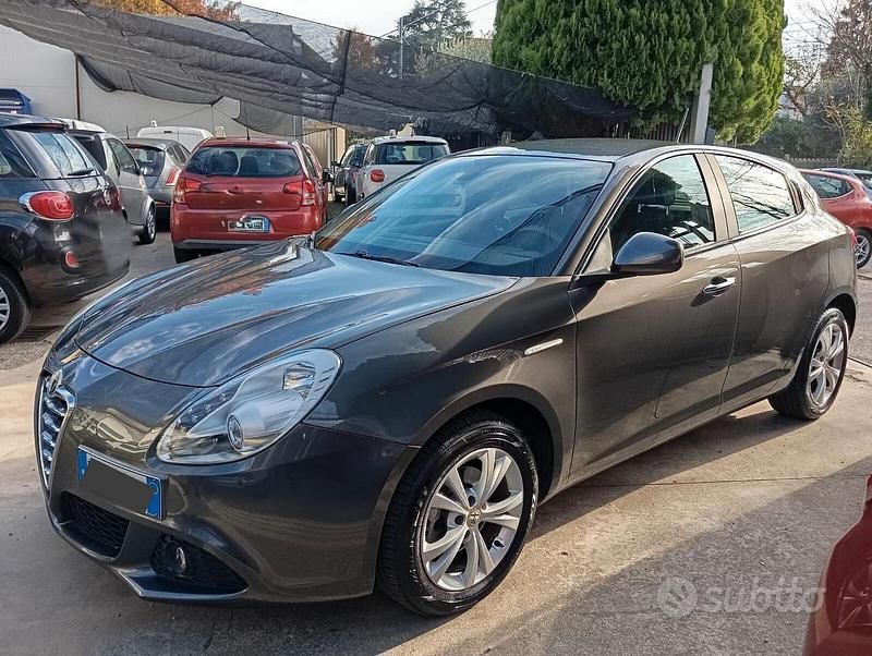 Grigio Usata 2013 Alfa Romeo Giulietta Distinctive Tre volumi | 7000 € (Buon prezzo) - Immagine 1/4