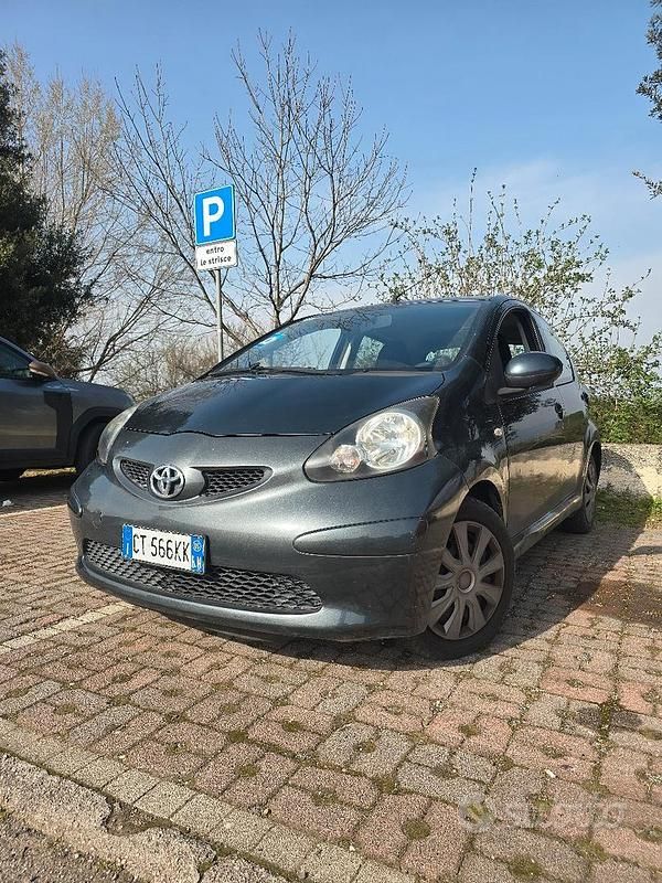 Usata Toyota Aygo 68 CV (50 kW) 2005 Grigio Utilitaria