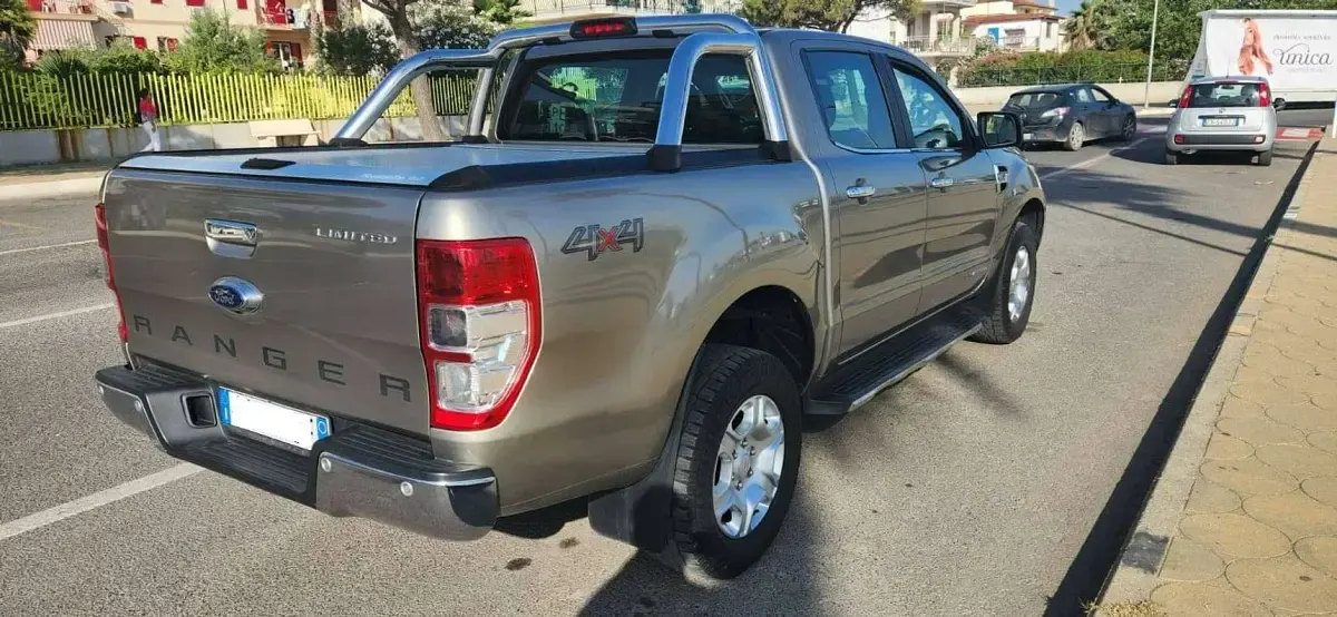 Usata Ford Ranger Limited 160 CV (117 kW) 2017 Grigio Pick-up