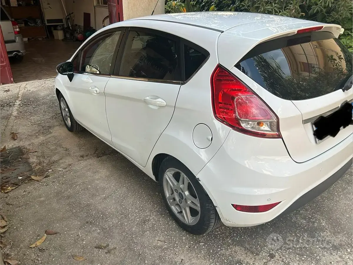 Usata Ford Fiesta 75 CV (55 kW) 2014 Bianco Utilitaria