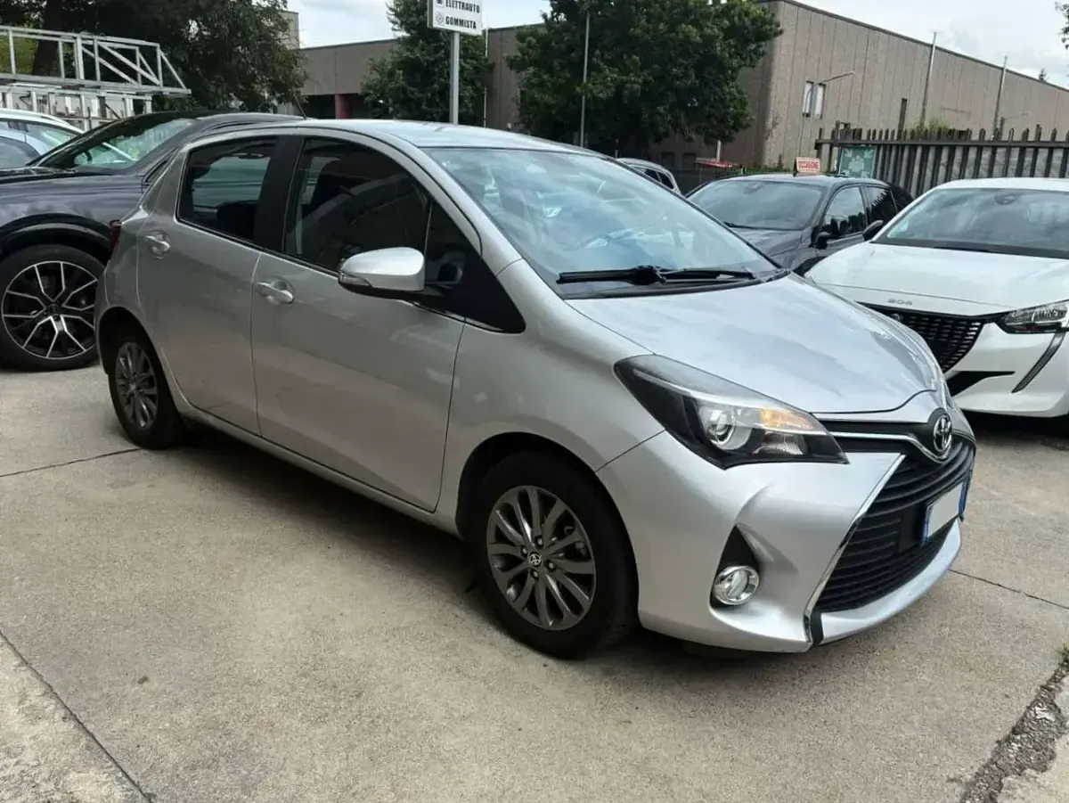 Usata Toyota Yaris Lounge 69 CV (50 kW) 2017 Argento Berlina