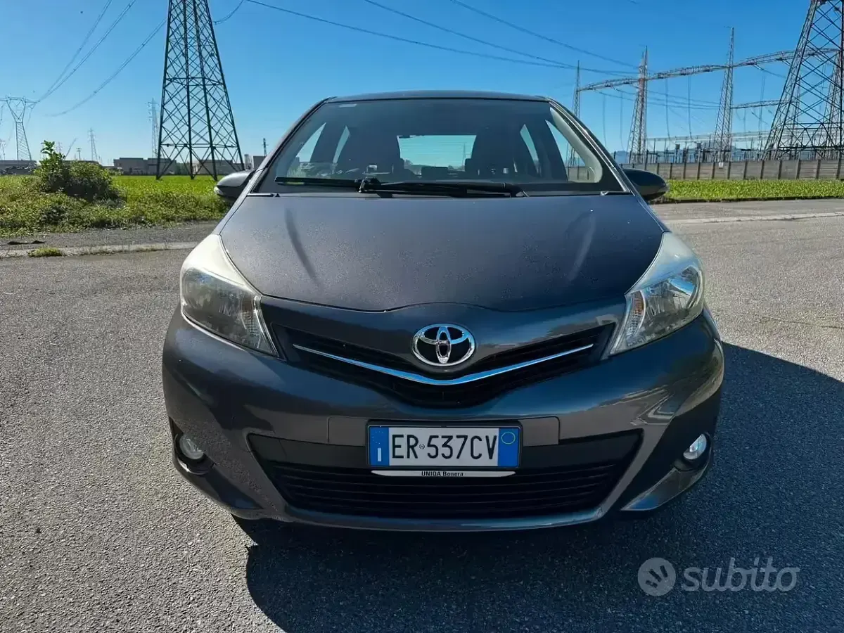 Usata Toyota Yaris Lounge 69 CV (50 kW) 2013 Grigio Utilitaria