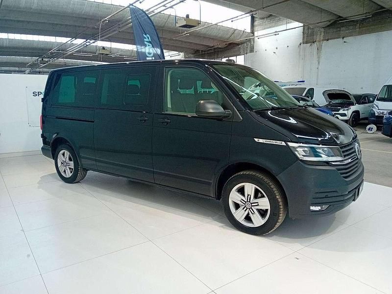 Usata VW Caravelle Comfortline 150 CV (110 kW) 2022 Nero Monovolume