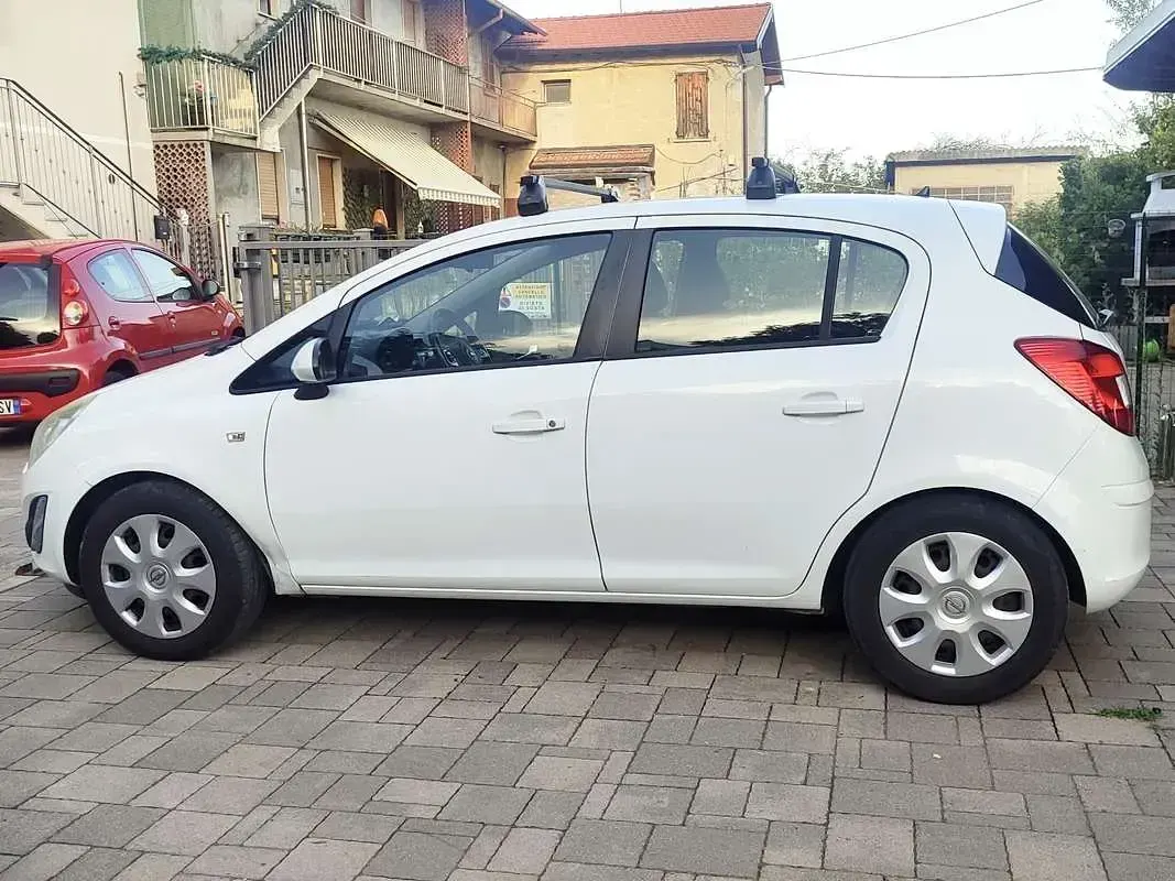 Usata Opel Corsa Edition 65 CV (47 kW) 2013 Bianco Utilitaria