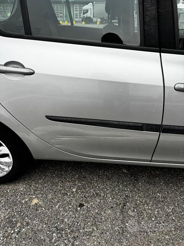 Usata Renault Clio III 85 CV (62 kW) 2010 Grigio Berlina