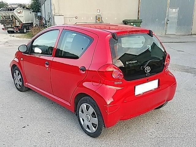 Usata Toyota Aygo 68 CV (50 kW) 2007 Rosso Utilitaria
