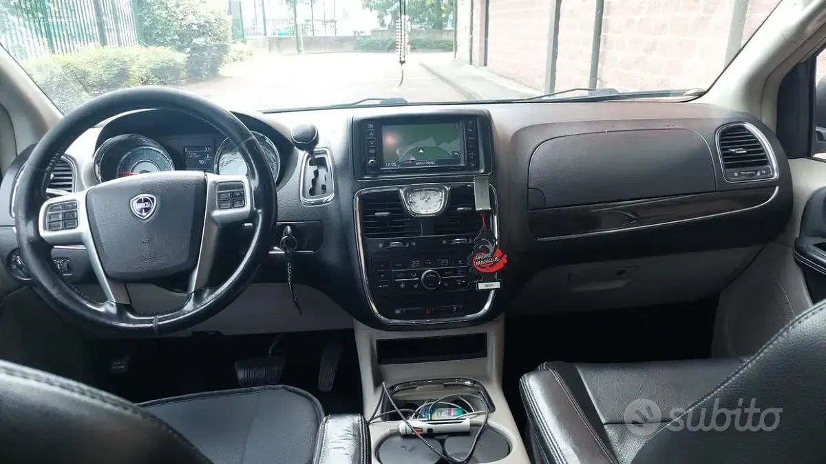 Usata Lancia Voyager 163 CV (119 kW) 2012 Grigio Monovolume