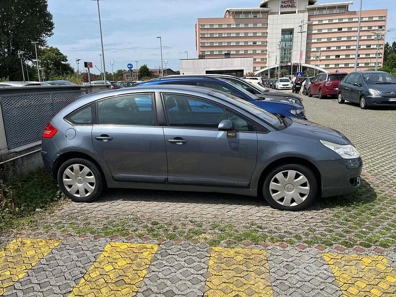 Usado Citroën C4 109 CV (80 kW) 2006 Azul Berlina