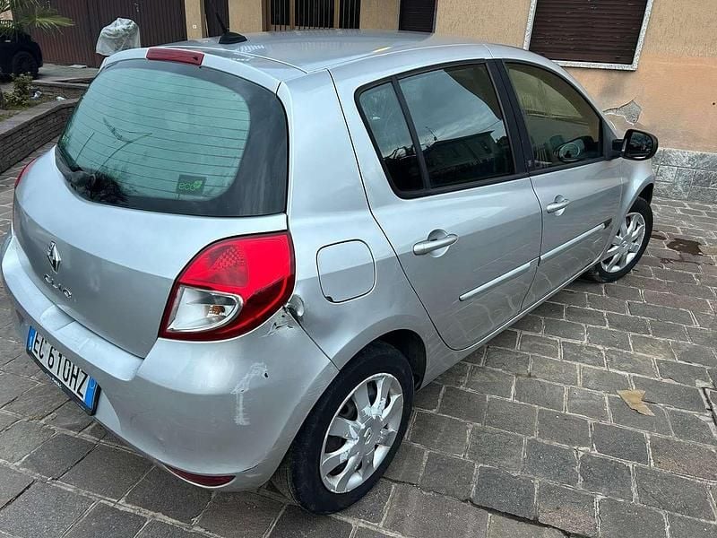 Usata Renault Clio II 75 CV (55 kW) 2010 Argento Berlina