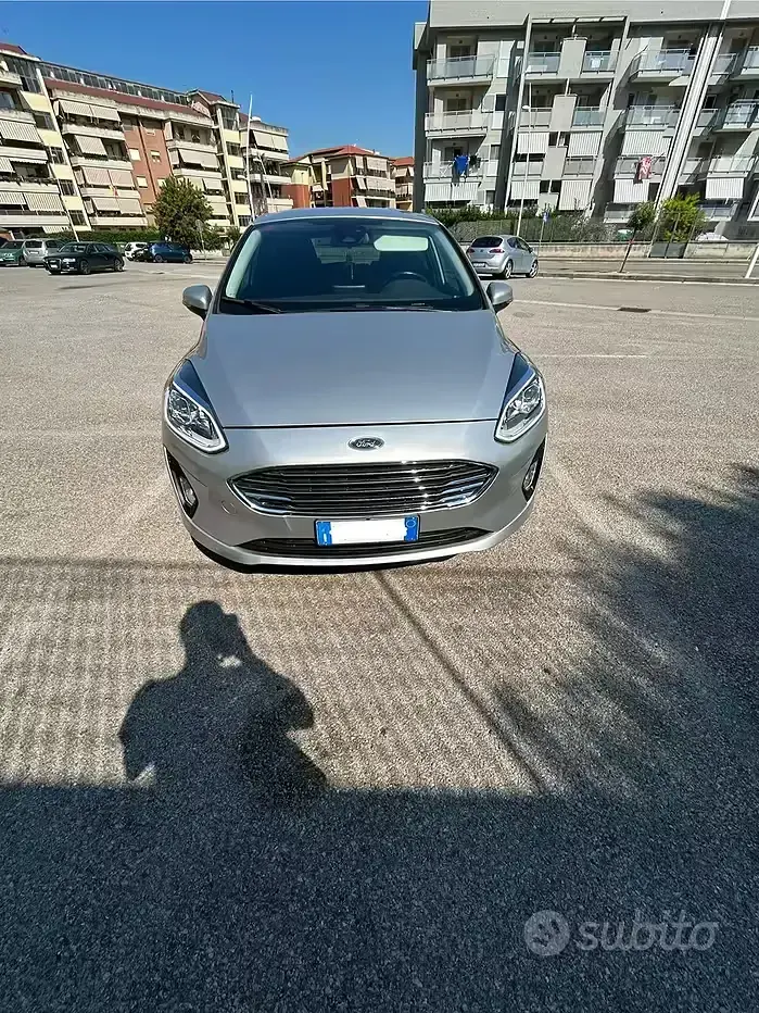 Usata Ford Fiesta 85 CV (62 kW) 2018 Grigio Utilitaria