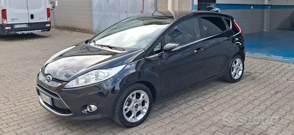Usata Ford Fiesta Titanium 92 CV (67 kW) 2012 Nero Berlina