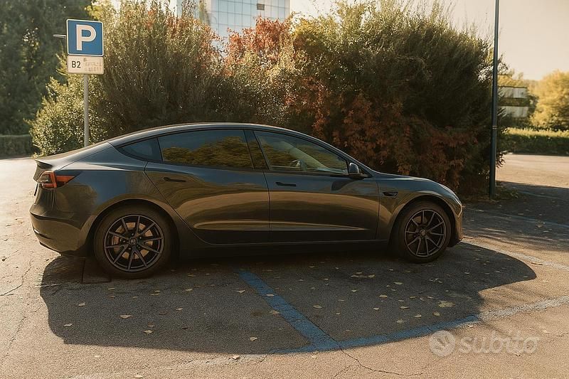 Usata Tesla Model 3 366 kW (498 CV) 2021 Grigio Berlina