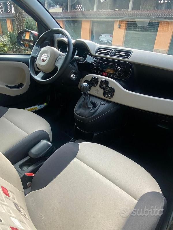 Usata Fiat Panda Lounge 69 CV (50 kW) 2012 Rosso Utilitaria