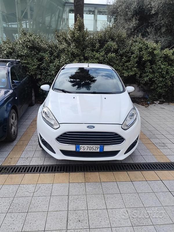 Usata Ford Fiesta 75 CV (55 kW) 2015 Bianco Berlina