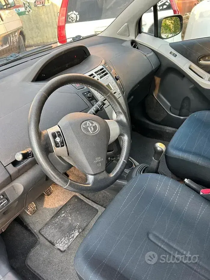 Usata Toyota Yaris 87 CV (63 kW) 2008 Grigio Utilitaria