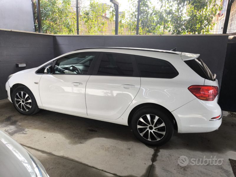 Bianco Usata 2015 Opel Astra Station wagon | 2900 € - Immagine 1/4