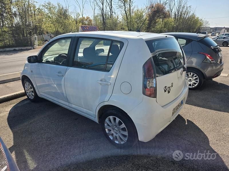Usata Daihatsu Sirion HIRO 69 CV (50 kW) 2011 Bianco Utilitaria