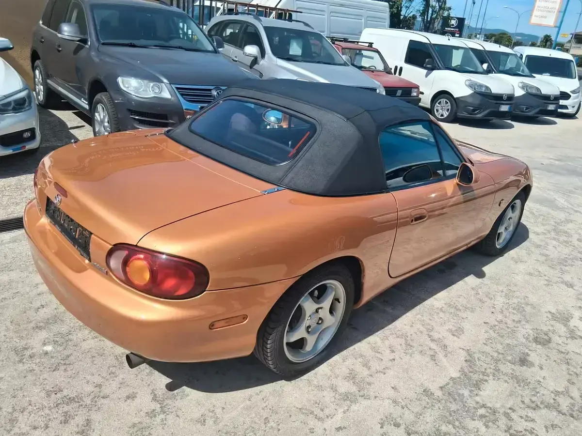 Usata Mazda MX5 131 CV (96 kW) 1997 Arancione Cabrio