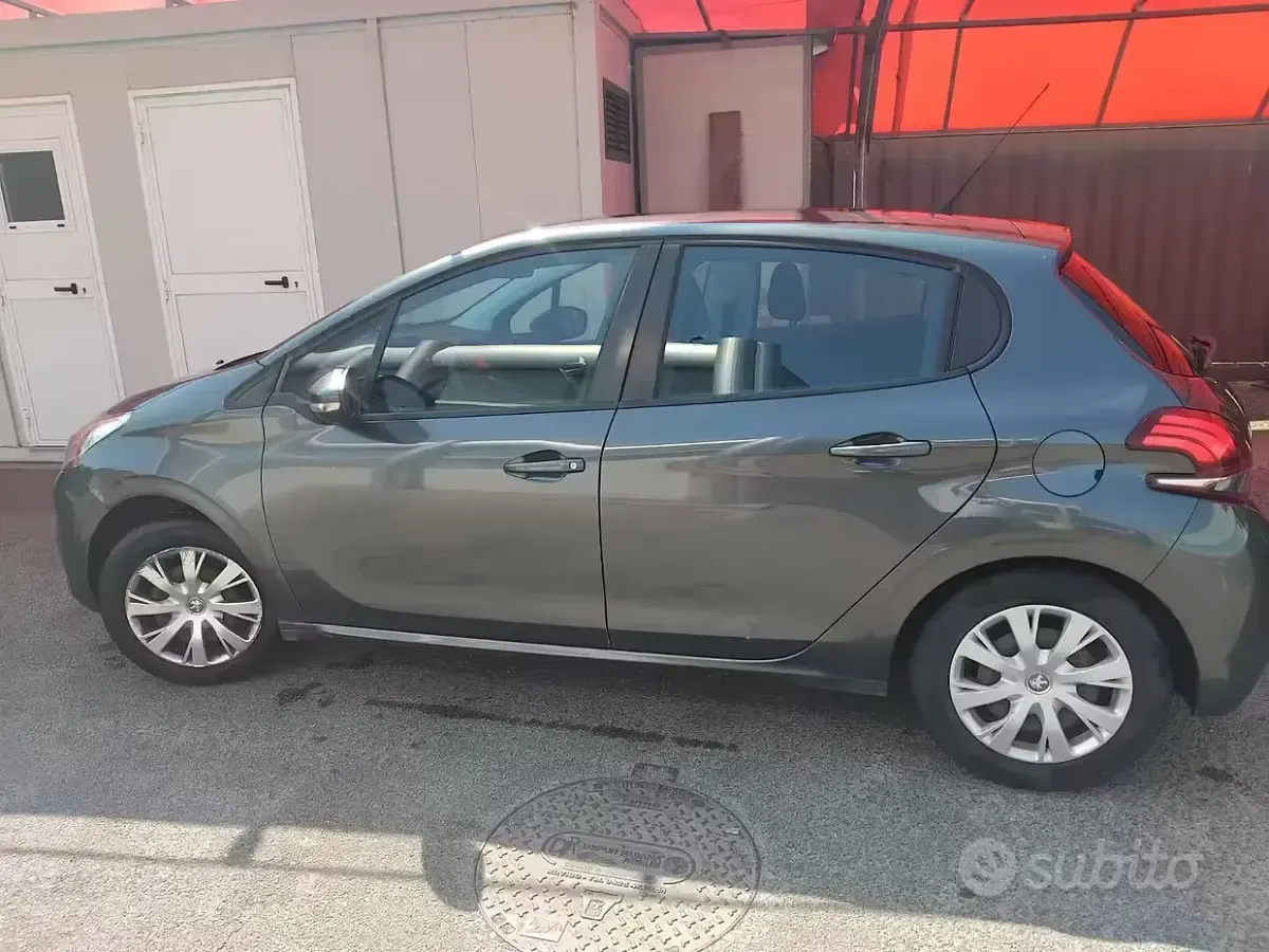 Usata Peugeot 208 68 CV (50 kW) 2016 Rosso Utilitaria