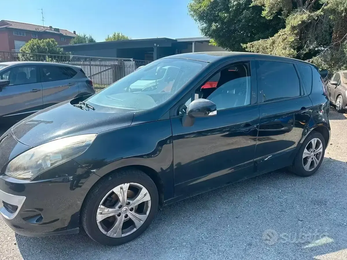 Usata Renault Scénic III 110 CV (80 kW) 2012 Nero Monovolume