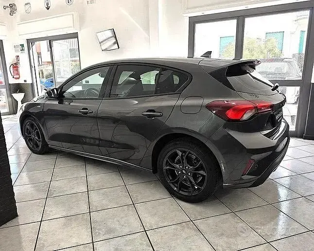 Usata Ford Focus ST-Line 120 CV (88 kW) 2022 Grigio Berlina
