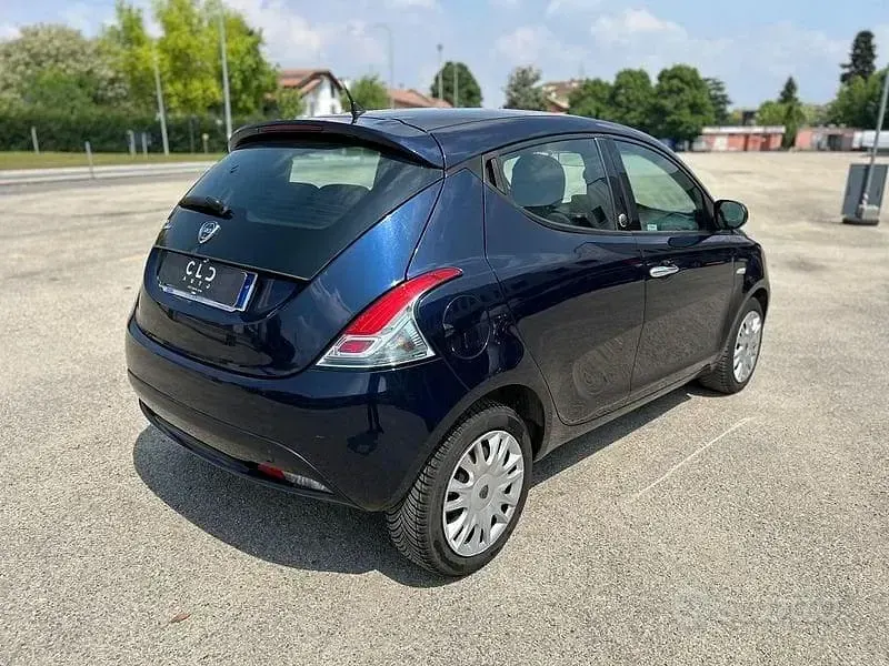 Usata Lancia Ypsilon Gold 69 CV (50 kW) 2018 Blu/azzurro Utilitaria