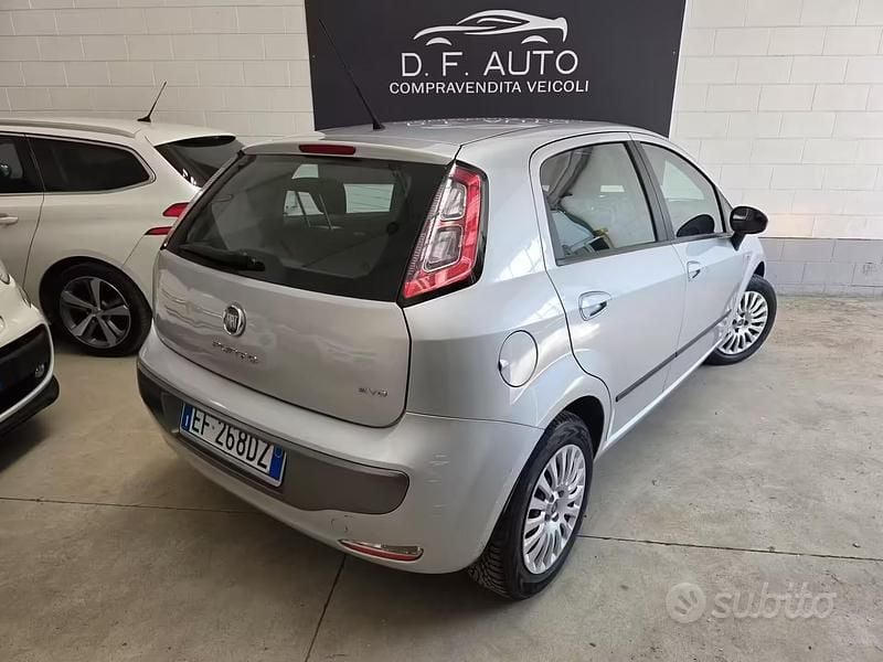 Usado Fiat Punto 75 CV (55 kW) 2010 Blanco Utilitario