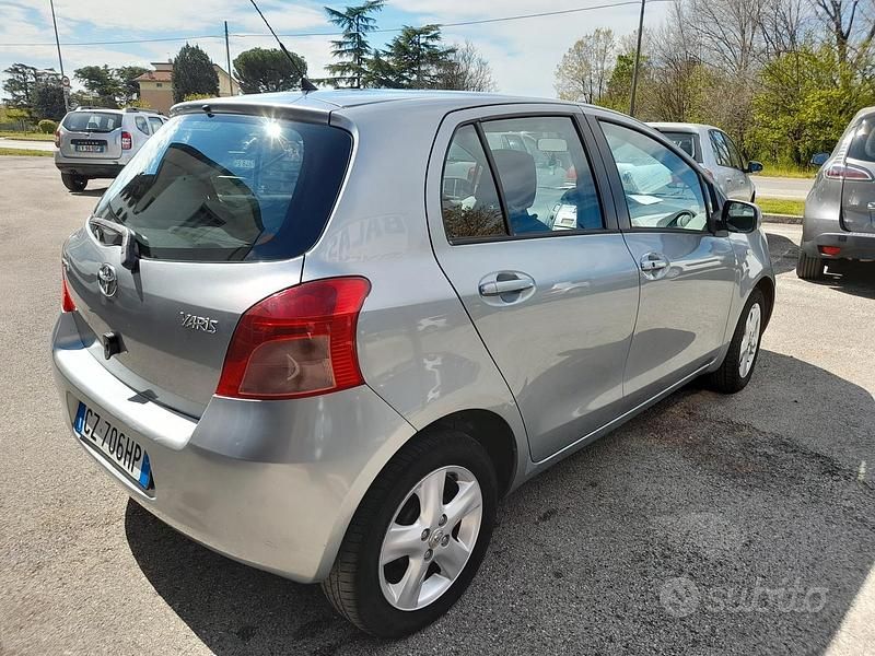 Usata Toyota Yaris Sol 69 CV (50 kW) 2005 Grigio Berlina