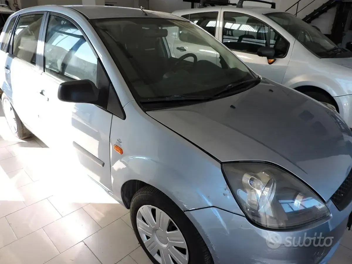 Usata Ford Fiesta 68 CV (50 kW) 2006 Blu Utilitaria