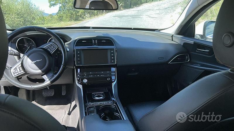 Usata Jaguar XE 250 CV (183 kW) 2018 Bianco Berlina