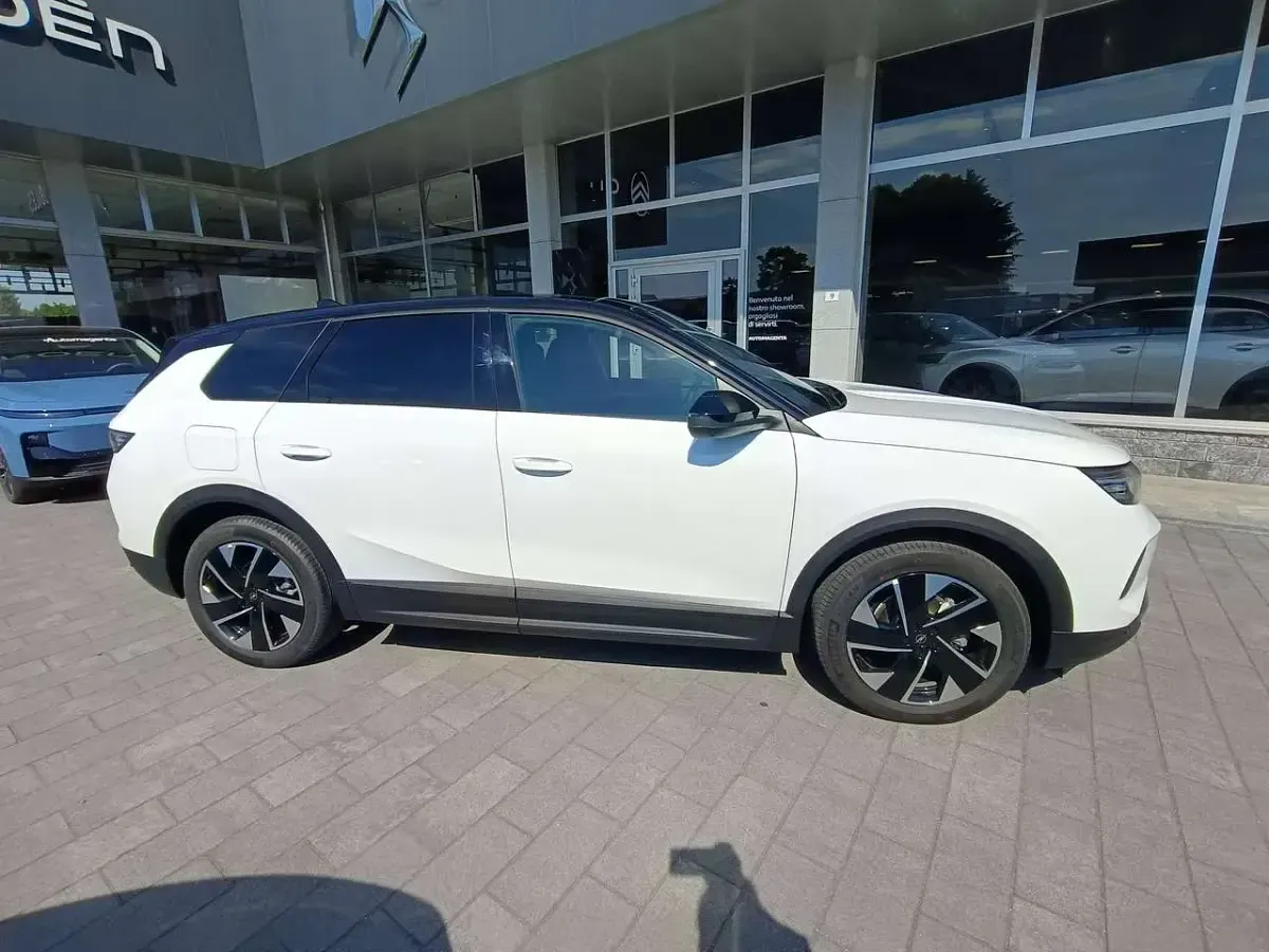 Nuova Opel Grandland X 136 CV (100 kW) 2025 Arktis white / tetto nero SUV