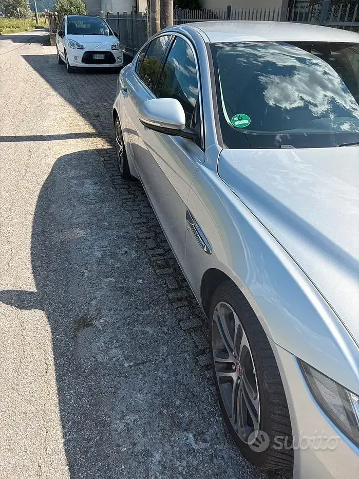 Usata Jaguar XE Portfolio 180 CV (132 kW) 2017 Grigio Berlina