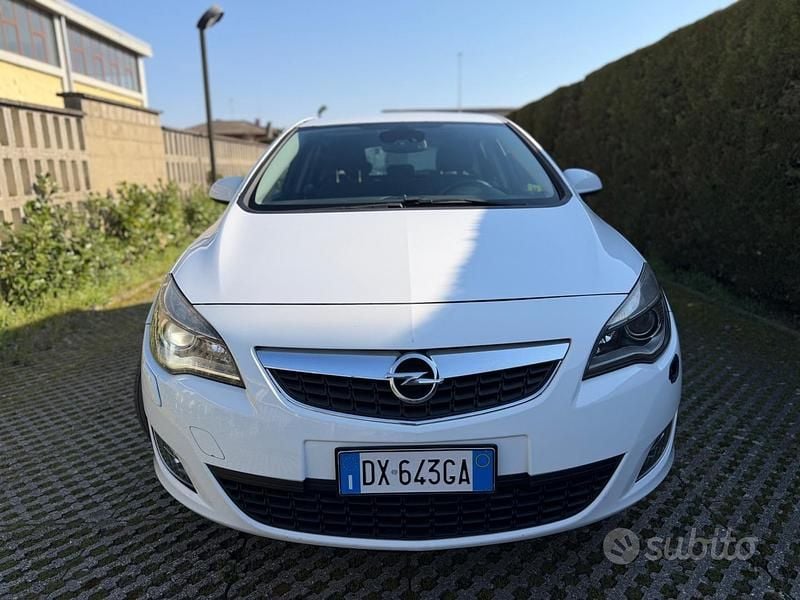 Usata Opel Astra Cosmo 160 CV (117 kW) 2010 Bianco Berlina