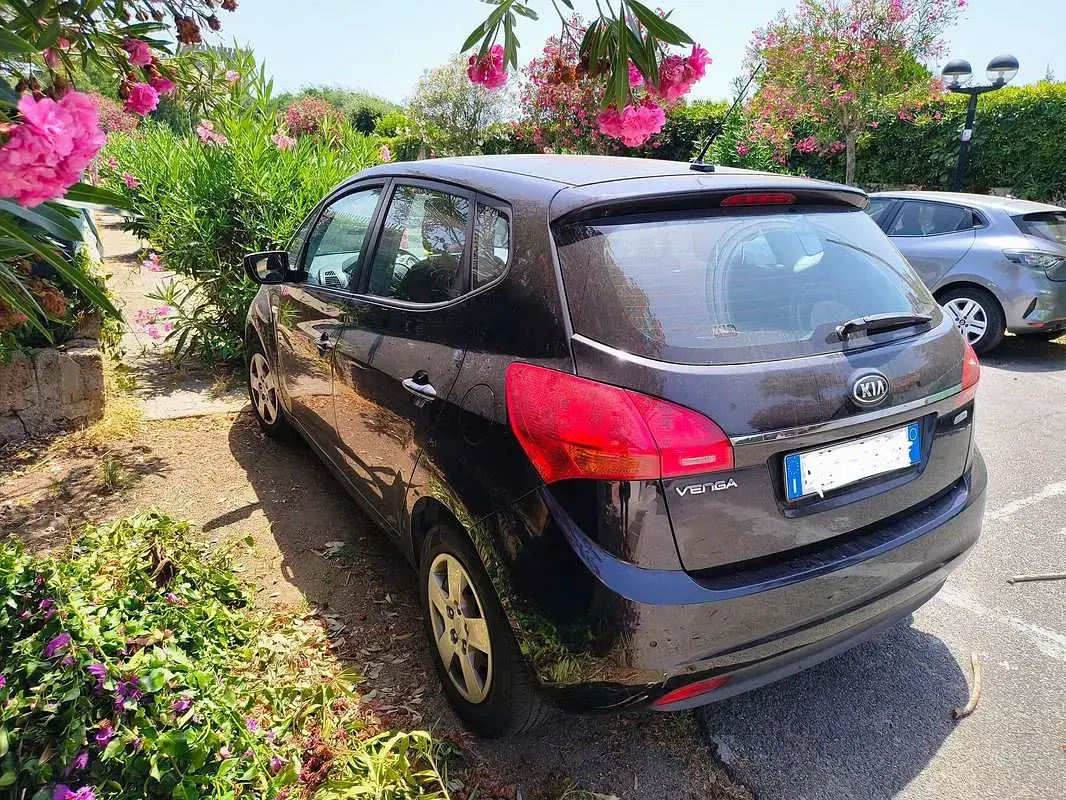Usata Kia Venga Active 90 CV (66 kW) 2018 Nero Utilitaria