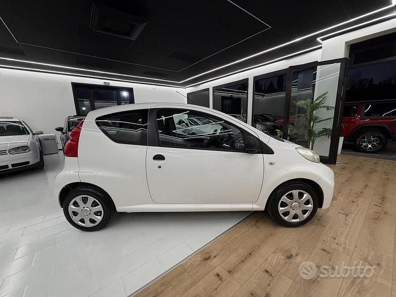 Usata Peugeot 107 68 CV (50 kW) 2010 Bianco Utilitaria