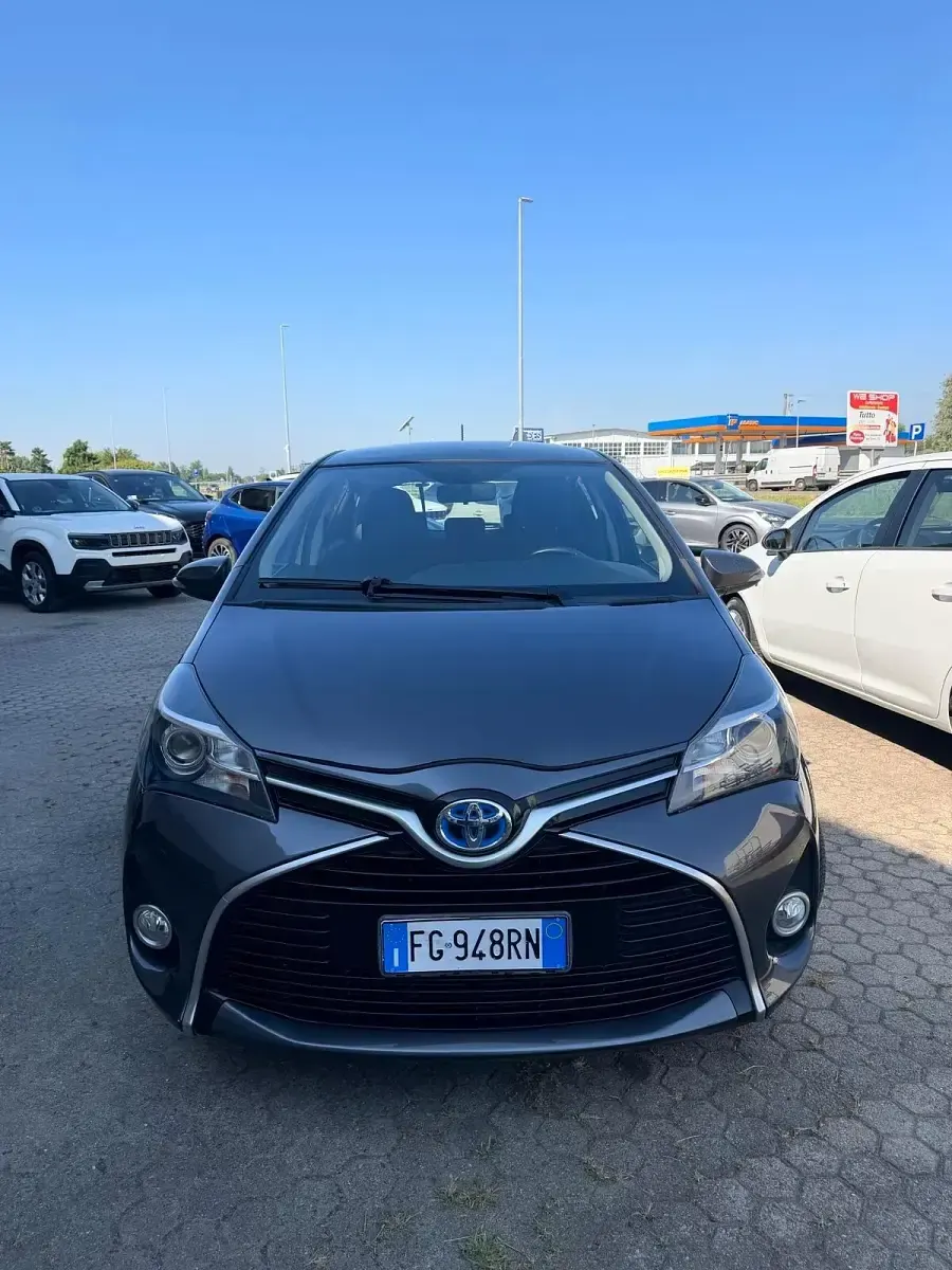 Usata Toyota Yaris Hybrid Style 73 CV (53 kW) 2016 Grigio Berlina