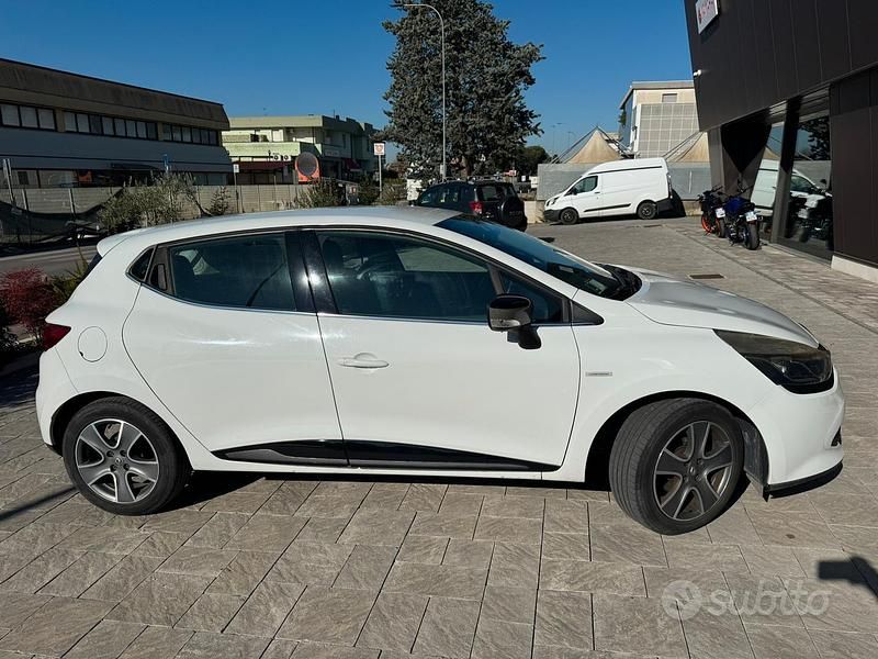 Bianco Usata 2015 Renault Clio IV Tre volumi | 7900 € (Buon prezzo) - Immagine 1/4