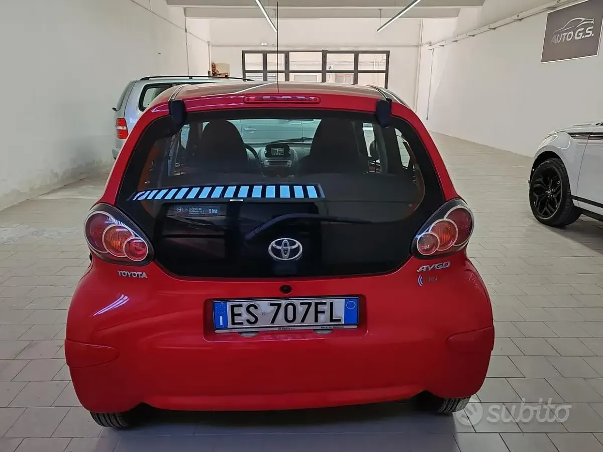 Usata Toyota Aygo 69 CV (50 kW) 2014 Rosso Utilitaria