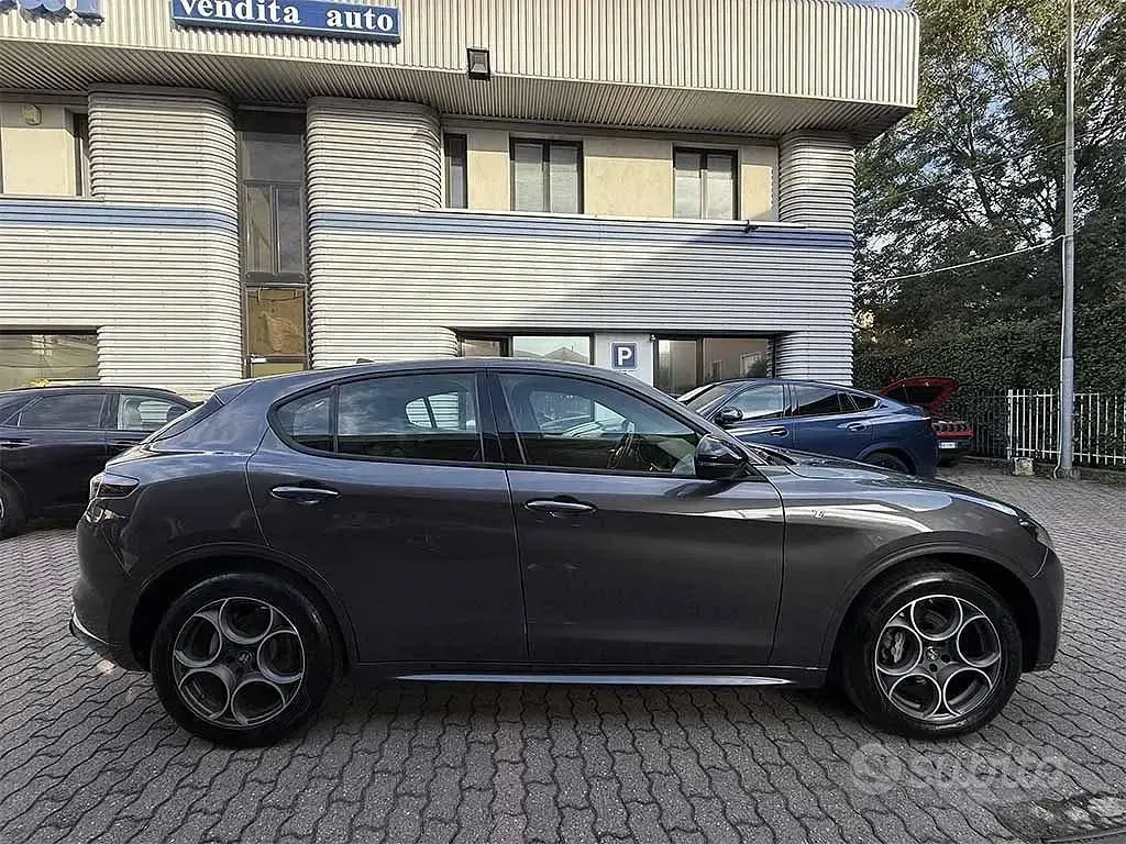 Usata Alfa Romeo Stelvio Ti 209 CV (153 kW) 2023 Grigio / metallizzato SUV