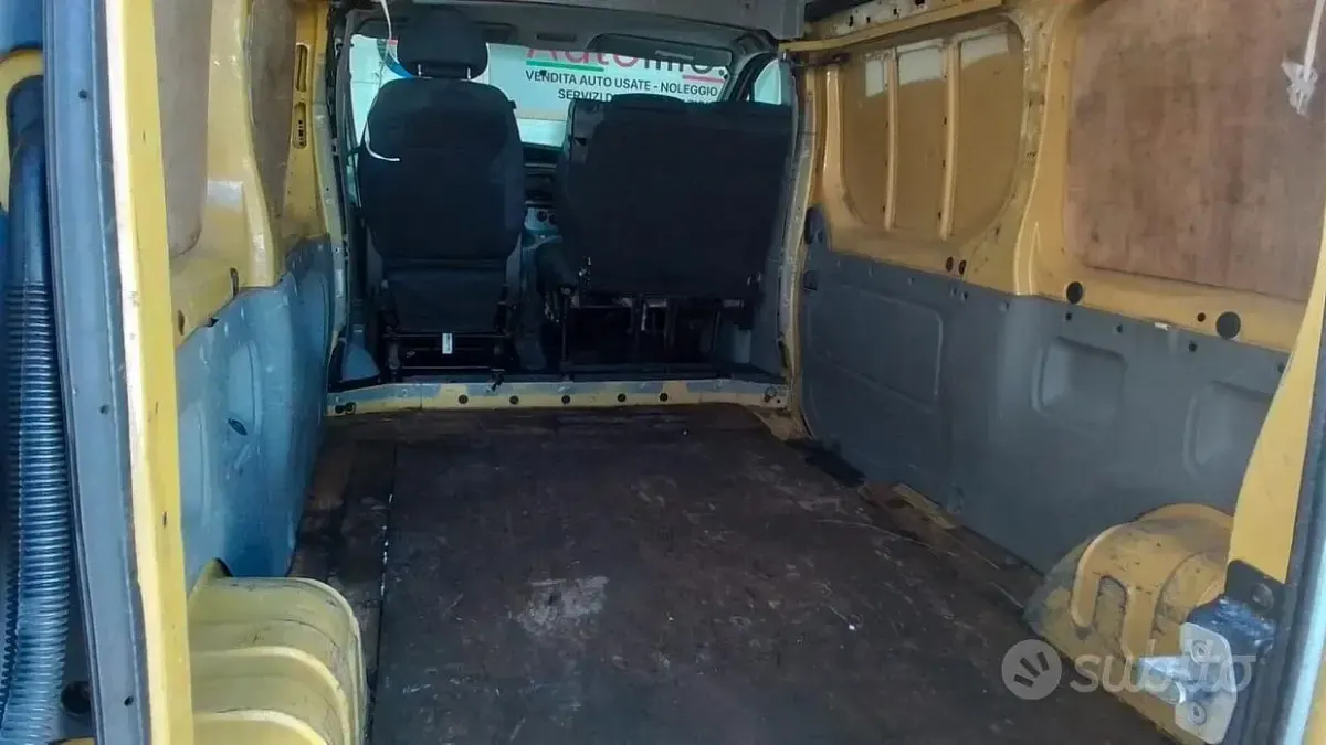 Begagnad Renault Trafic 135 HK (99 kW) 2006 Vit Minibuss